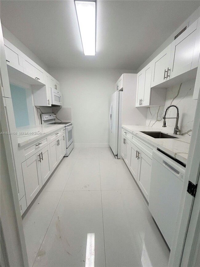 Building Photo - 141 Crandon Blvd