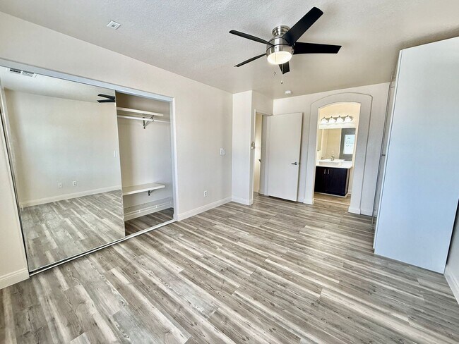Building Photo - Stylishly Home in Gated Community – Minute...