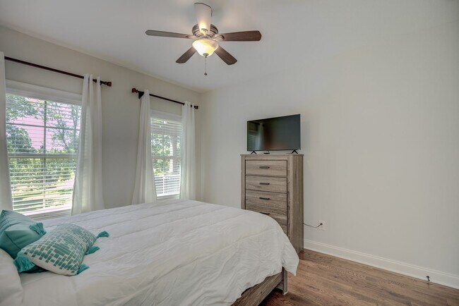 Building Photo - Fully Furnished, Short Term Rental, 1 Mont...