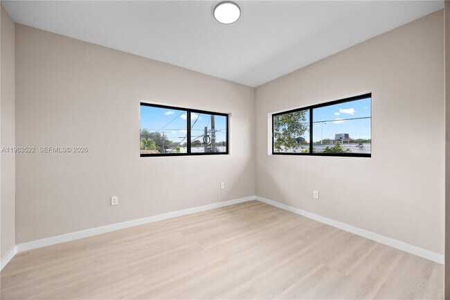 Building Photo - 630 NE 166th St