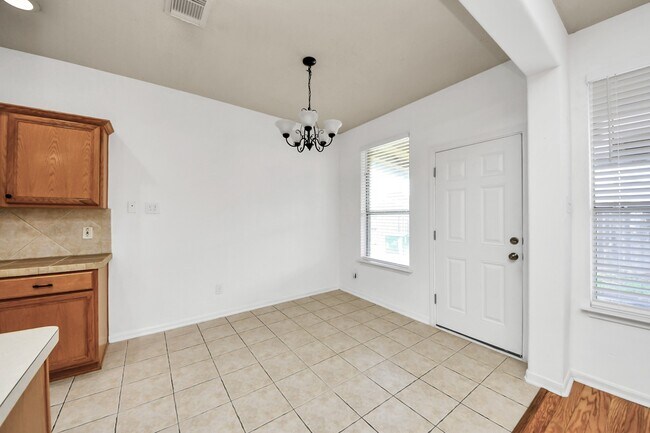 Building Photo - 13114 Oak Ledge Dr