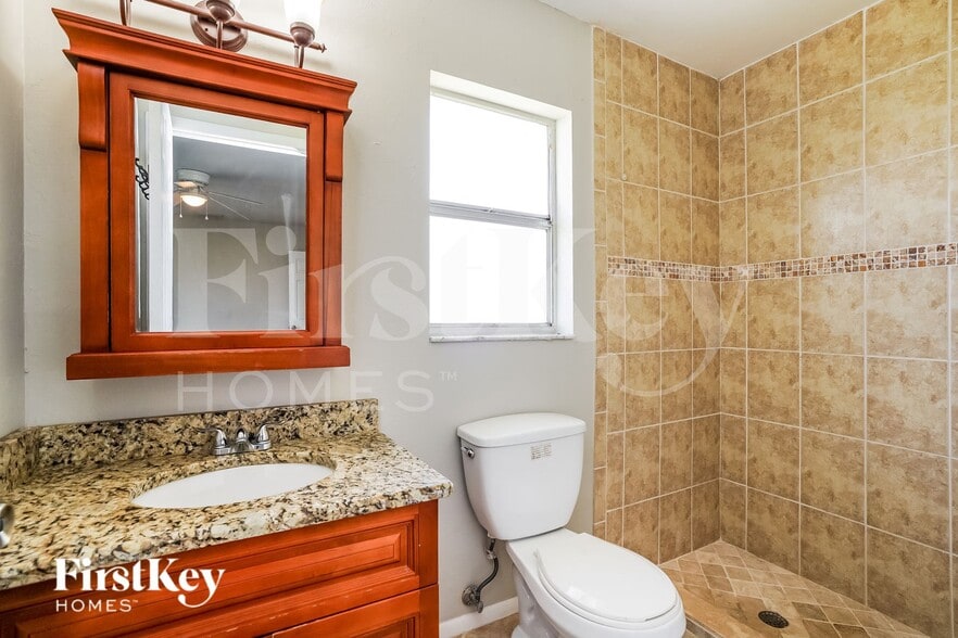 Building Photo - 4104 SW 7th Ave