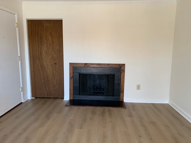 Building Photo - 11 Warren Lodge Ct