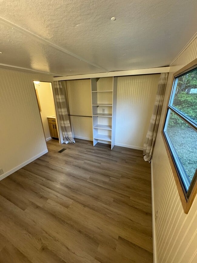 Building Photo - 4930 NE Dawn Ln