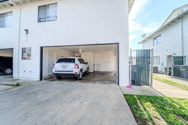 Building Photo - Cute remodeled unit!
