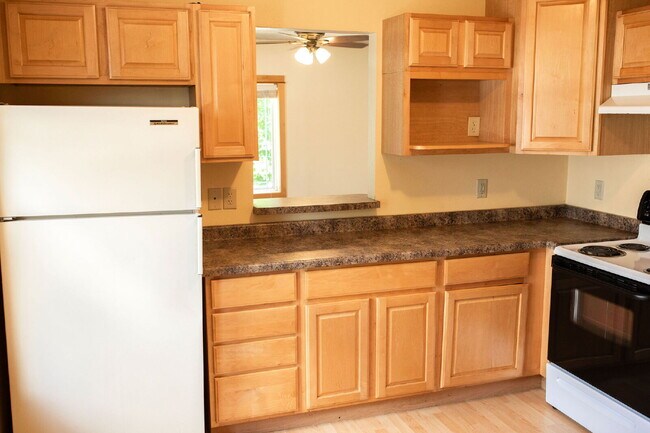 Building Photo - New On Market - 3 Bedroom, 1 Bathroom Duplex