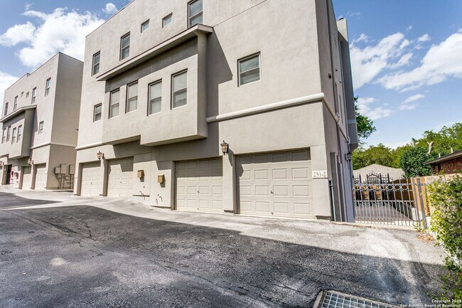 Building Photo - MONTE VISTA TOWNHOME
