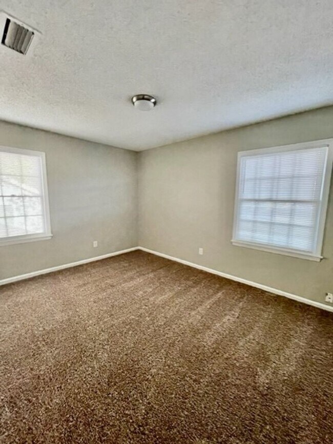 Building Photo - Must see this spacious 3 bedroom 1.5 bath ...