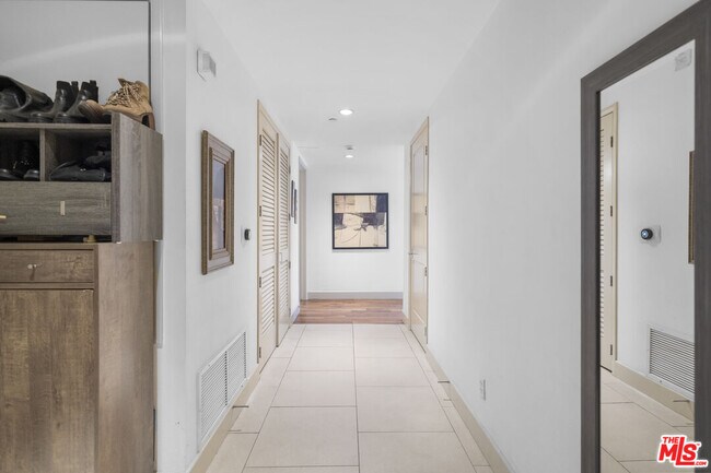 Building Photo - 848 Irolo St