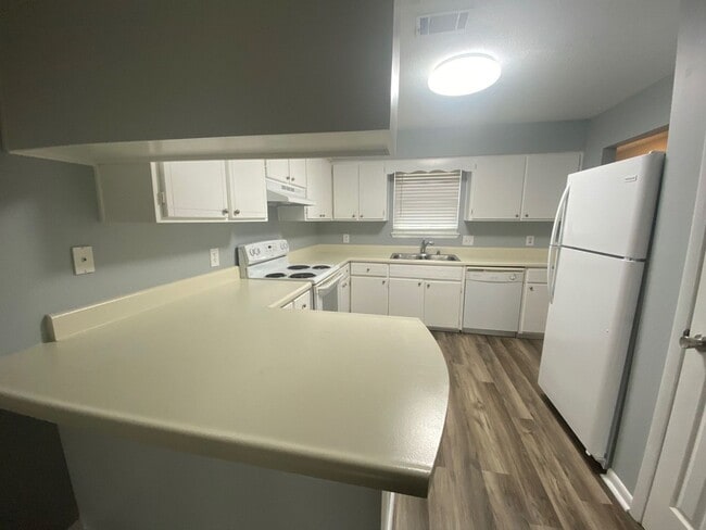 Building Photo - Centrally Located Duplex Unit w/Easy Acces...