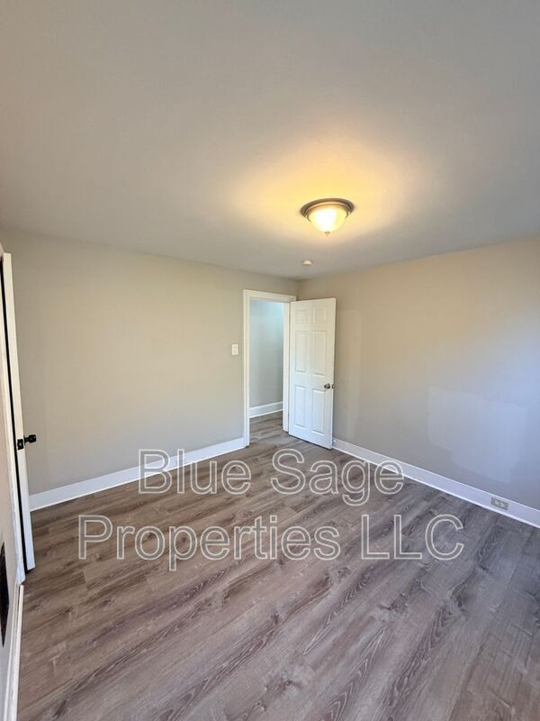 Building Photo - 913 8th Ave