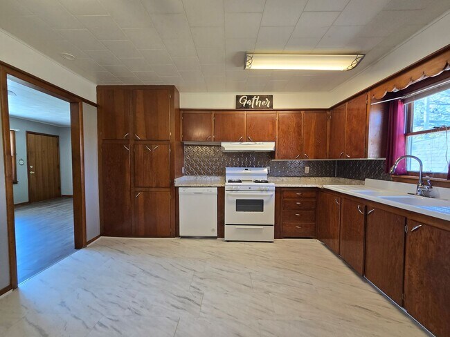 Building Photo - 3 bed 1 bath in Tecumseh!