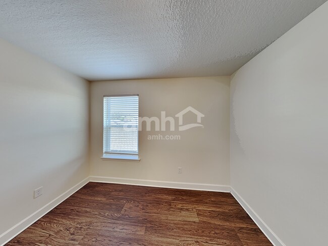 Building Photo - 3084 Creek Village Ln