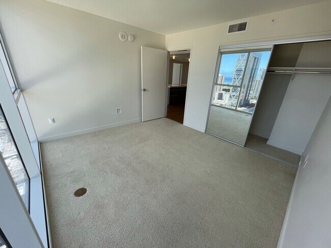 Building Photo - Symphony Honolulu! Luxurious 3 bedroom 2 bathroom in Kakaako with 2 assigned parking stall