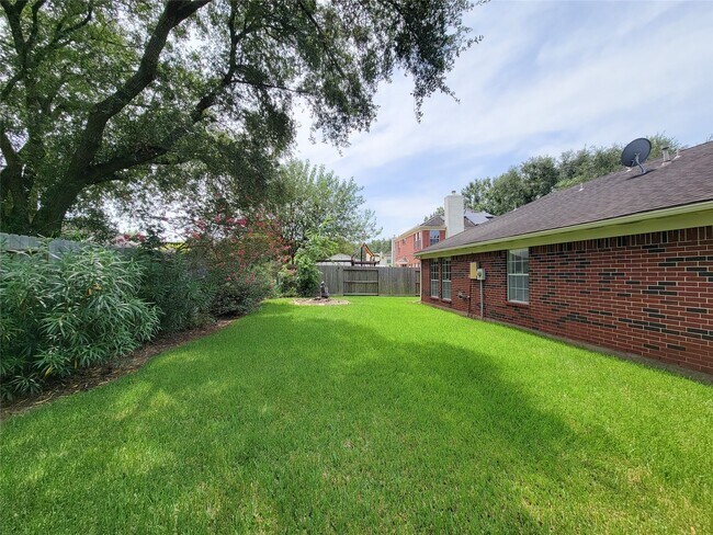 Building Photo - 2431 Edgewood Dr