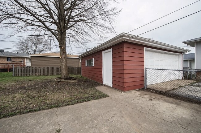 Building Photo - 16450 Roy St