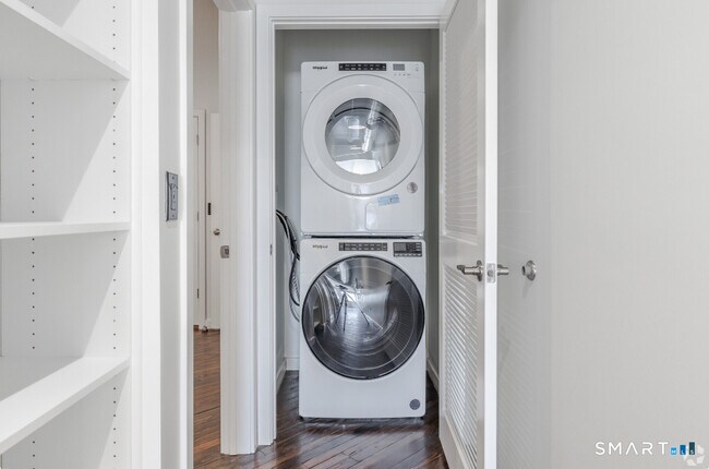 Building Photo - 424 Main St