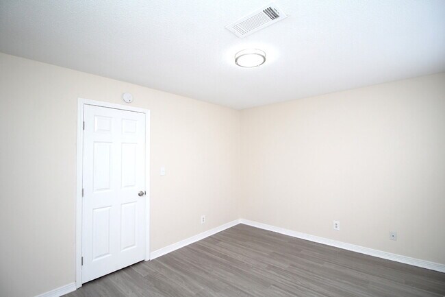 Building Photo - Affordable Updated 1BR Apartment with LVP Flooring, Modern Kitchen Finishes & Convenient Access t...