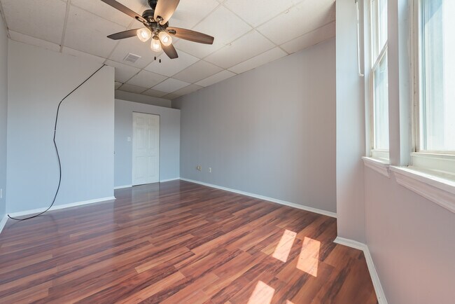 Building Photo - 104 N Graham St