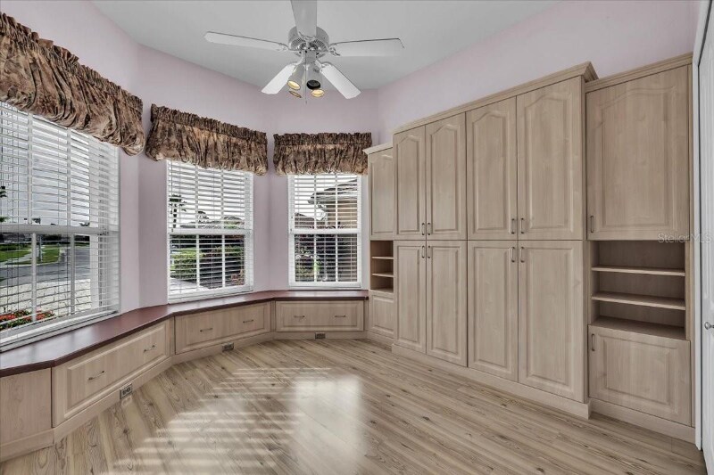 Building Photo - 3013 Royal Palm Dr