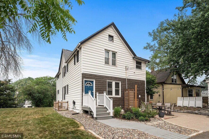 Building Photo - 422 Lawson Ave W