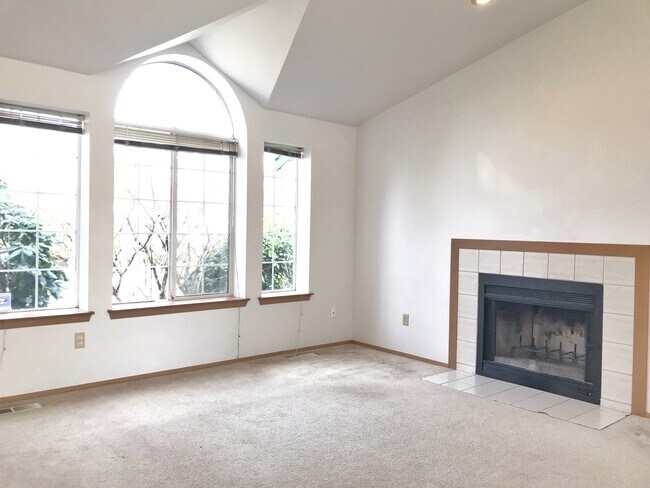 Building Photo - Great 3 bed with huge yard!