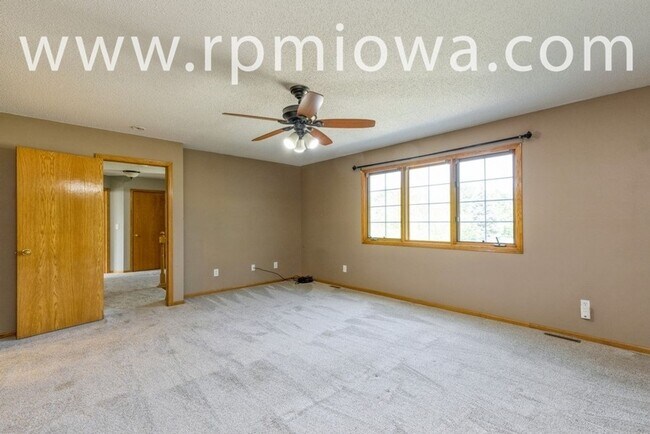 Building Photo - GREAT LOCATION!! 4 Bedroom, 3.5 Bathroom Home in West Des Moines