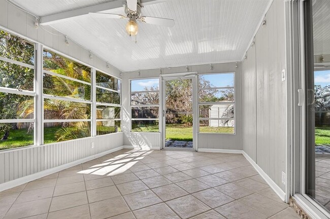 Building Photo - 815 W Lowry Ln