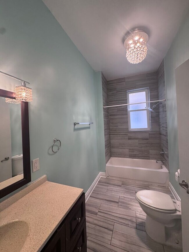 Building Photo - Beautiful 2-Bedroom 1-bath Graystone Apart...