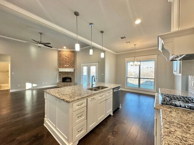 Building Photo - Tour Today! Stunning 3 Bed 2 Bath in South...