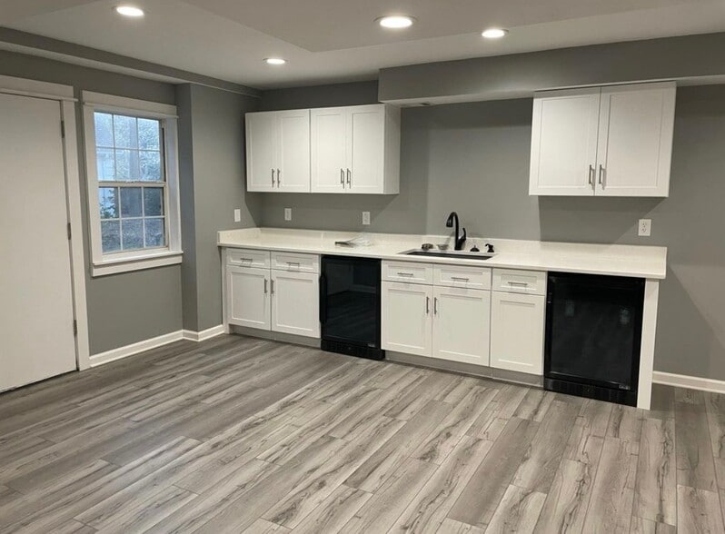 Primary Photo - 220 Drumcliff Ct