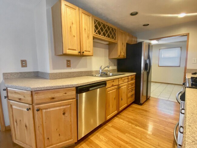 Building Photo - Three Bedroom in Battle Creek