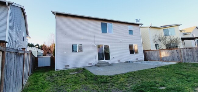 Building Photo - Absolutely Beautiful Two-story House in Si...
