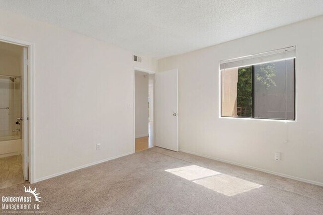 Building Photo - Beautiful 2Bda 2Ba Condo with Fireplace in Scottsdale!