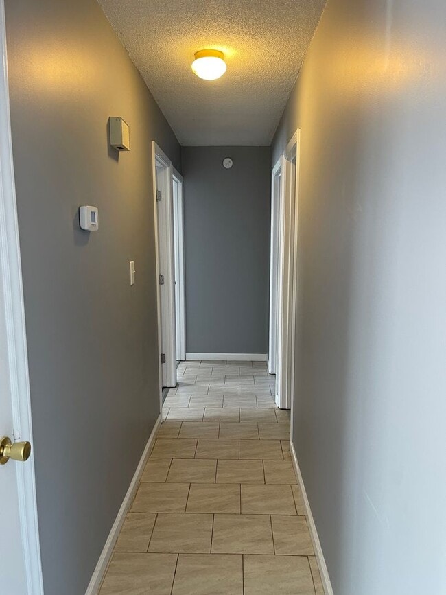 Building Photo - Beautiful 3 Bed, 1 Bath Convenient Location Mins From Hospital and Shopping