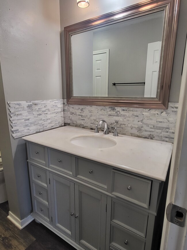 Building Photo - 430 Venetian Way