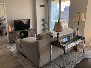 Living room - 645 N Kingsbury St