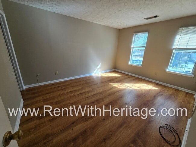 Building Photo - WOW!!! GORGEOUS DUPLEX / GREAT ROOMMATE FL...