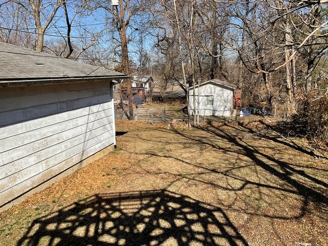 Building Photo - Roomy 2 bedroom 1 bath home