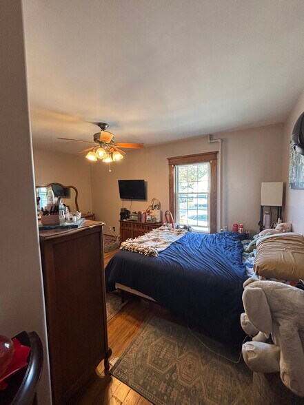 Building Photo - 460 Burncoat St