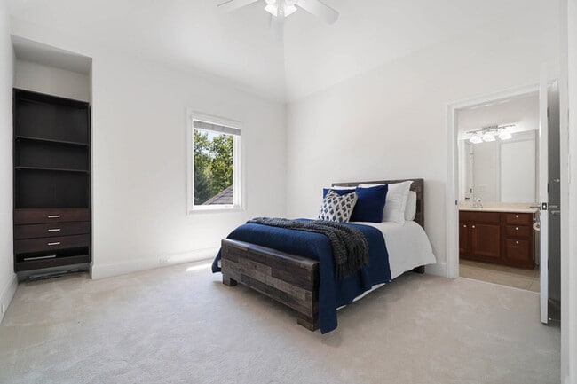 Building Photo - Luxury 5 Bedroom Retreat with Pool in Wedd...