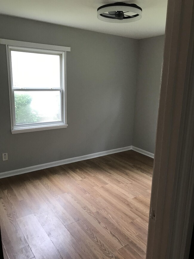 Building Photo - 263 S Bon Air Ave