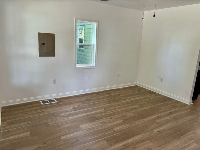 Building Photo - Beautiful 2 bedroom home