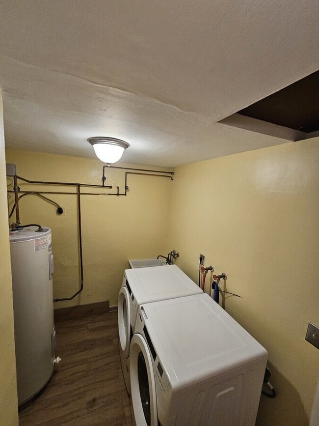 Building Photo - 7759 W Ridge Rd