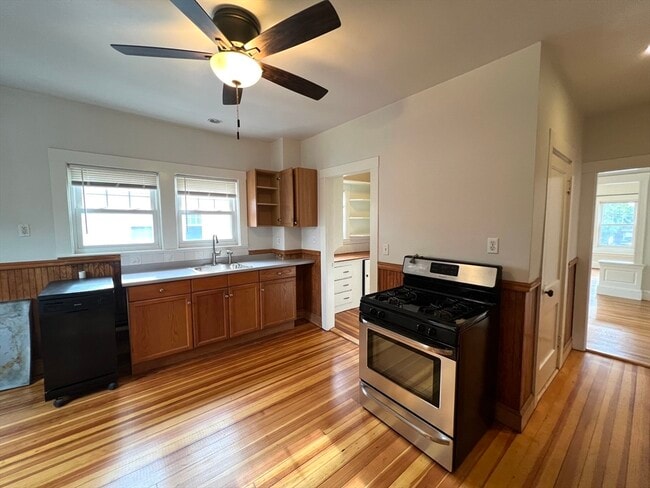 Building Photo - 171 School St