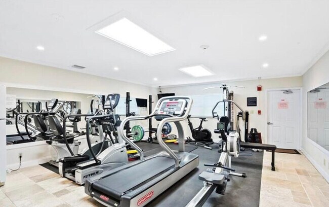 Building Photo - 1160 Hillsboro Mile