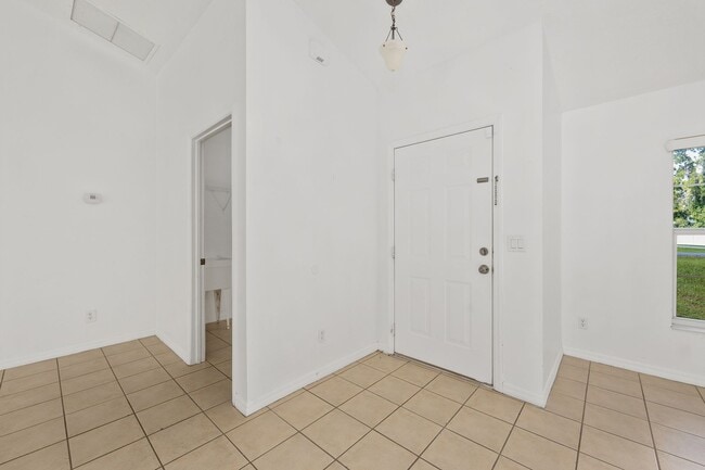 Building Photo - Spacious 3-Bedroom Home with Modern Open Floor Plan in Desirable Marion Oaks!