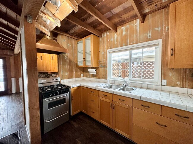 Building Photo - 1 Bed + 1 Bath Cottage | Hollywood By the Sea | Unfurnished