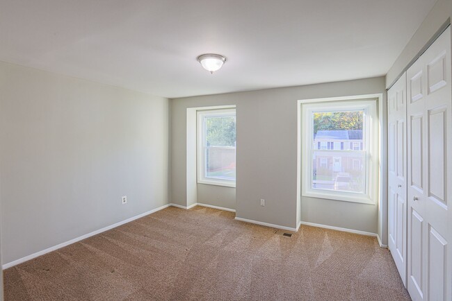 Building Photo - Reduced Price!! Move-In Ready!