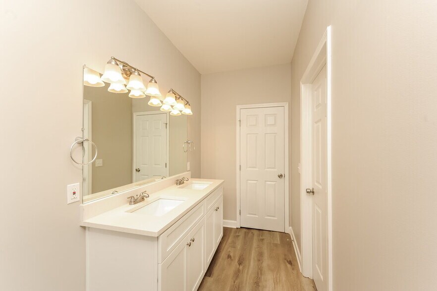 Building Photo - 240 Hardwood Ct